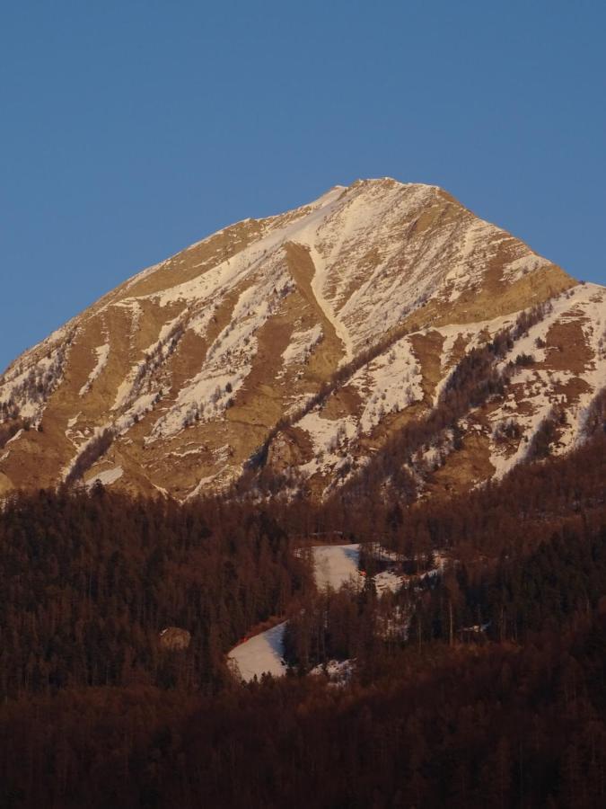 Appartement Offrant Une Magnifique Vue Des Montagnes Сен-Леже-ле-Мелез Экстерьер фото