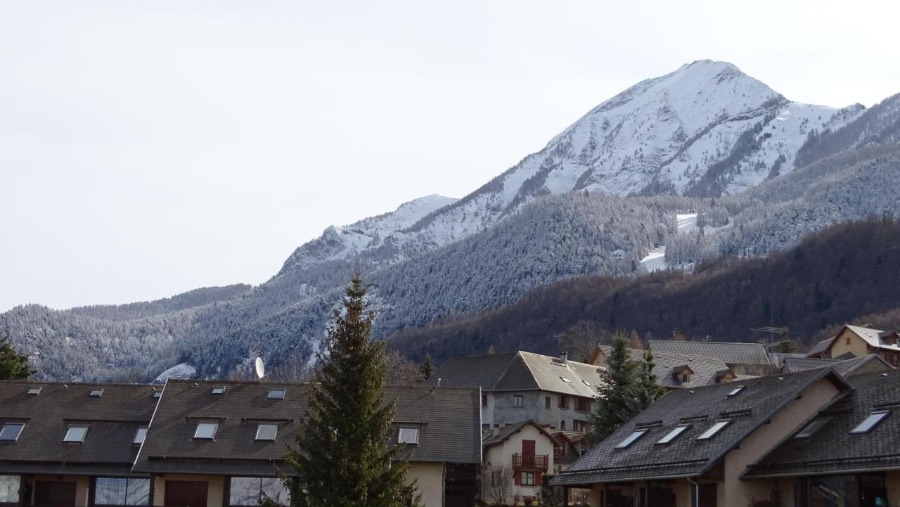 Appartement Offrant Une Magnifique Vue Des Montagnes Сен-Леже-ле-Мелез Экстерьер фото